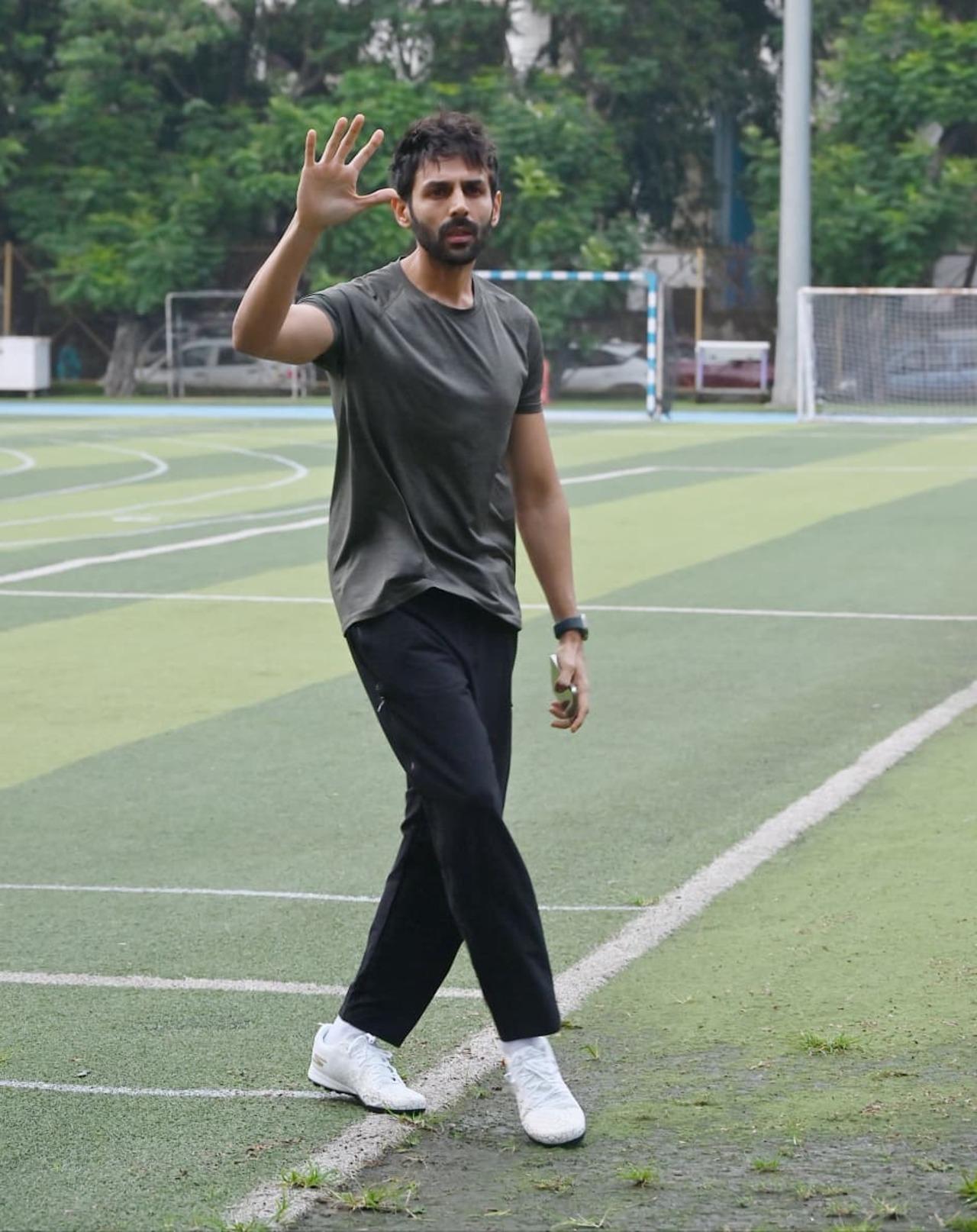 Kartik Aaryan stepped out at football grounds and enjoyed his Sunday by playing with his close friends. He happily greeted paps.